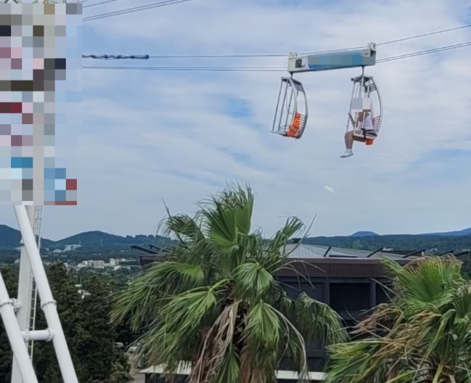 7일 오후 제주 해안동에 있는 한 레포츠 시설에서 집라인이 멈춰 20대 여성 이용객이 30여분간 공중에서 고립됐다./사진=뉴스1(제주소방안전본부 제공)