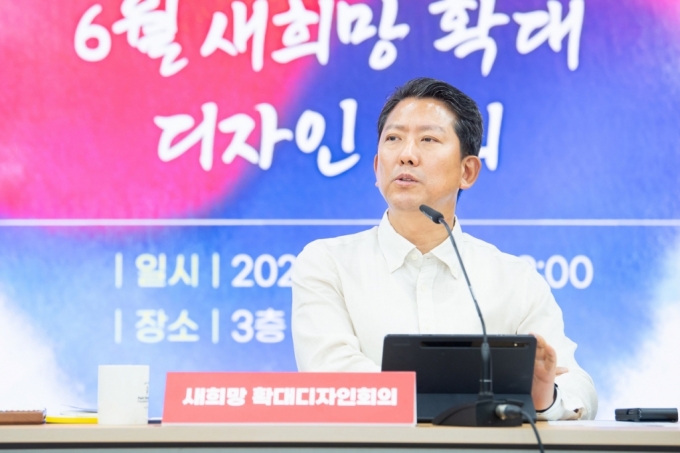  '종이없는 회의(태블릿 pc 등 활용)'를 주재하고 있는 김장호 구미시장./사진제공=구미시