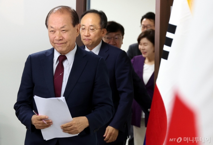 [서울=뉴시스] 조성봉 기자= 황우여 국민의힘 비대위원장과 추경호 원내대표가 8일 오전 서울 여의도 국민의힘 중앙당사에서 열린 비상대책위원회의에 참석하고 있다. 2024.07.08. suncho21@newsis.com /사진=