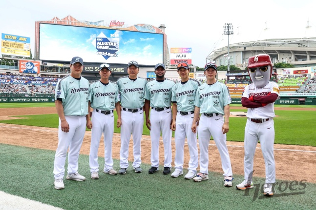 키움 조상우(맨 왼쪽)가 6일 2024 KBO 올스타전에 참여해 홍원기 감독(왼쪽에서 세 번째), 동료들과 함께 사진을 찍고 있다. /사진=키움 히어로즈 제공