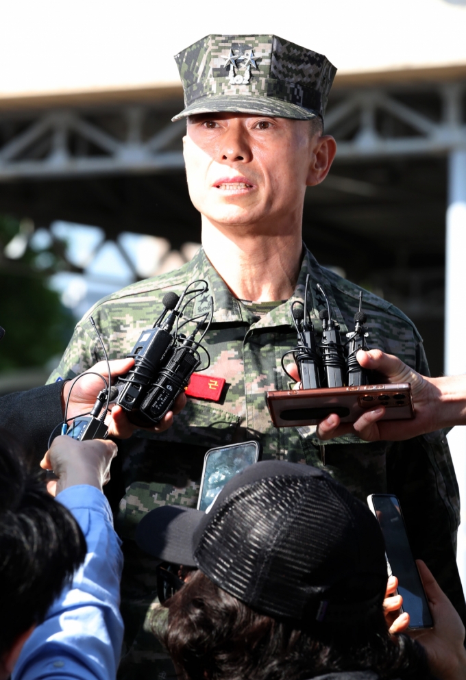 '해병대 채상병 순직 사건' 관련 조사에 피의자 신분으로 소환된 임성근 전 해병대 1사단장이 지난5월13일 오전 조사를 받기 위해 경북 경산시 경북경찰청 형사기동대에 도착해 취재진 질문에 입장을 밝히고 있다. 2024.5.13/뉴스1  Copyright (C) 뉴스1. All rights reserved. 무단 전재 및 재배포,  AI학습 이용 금지. /사진=(경산=뉴스1) 공정식 기자