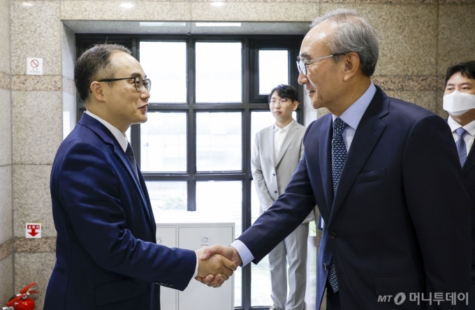 이원석 검찰총장이 8일 오전 서울 강남구 한국통신사업자연합회(KTOA)에서 열린 보이스피싱 범죄예방 및 대응방안 협의 간담회에 참석하며 김영섭 KTOA 회장과 인사를 하고 있다. /뉴스1=공동취재 