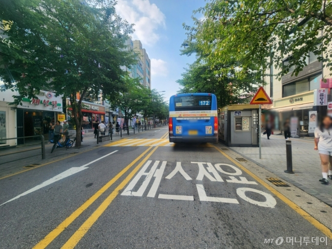 지난 5일 오후 4시30분 서울 서대문구 연세로. 서울지하철 2호선 신촌역부터 연세대 정문에 이르는 550m 구간인 이곳은 2014년 서울시의 첫 대중교통 전용지구로 지정됐다. 도로에는 '버스 전용'이라는 흰 글씨가 큼지막하게 쓰여있었다. 대중교통 전용지구로 지정되면서 연세로에는 버스와 16인승 이상 승합차·긴급차량·자전거만 통행할 수 있다. 일반차량과 이륜차의 통행은 제한된다. 택시와 사전허가 조합 차량은 새벽 시간대와 오전 일부 한시적으로 연세로를 이용할 수 있다./사진=최지은 기자