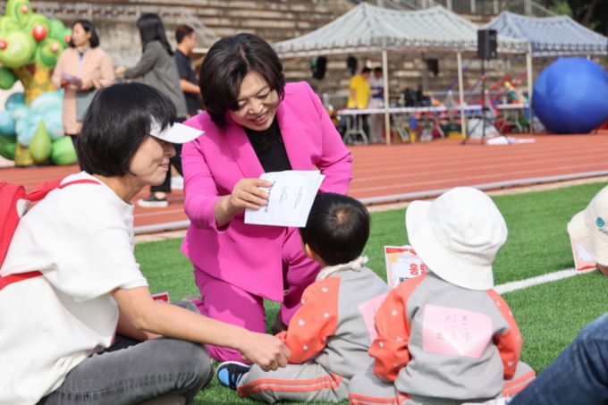 지난해 10월 열린 과천 어린이집 한마음 체육대회에서 신계용 시장이 어린이와 대화하고 있다. /사진제공=과천시