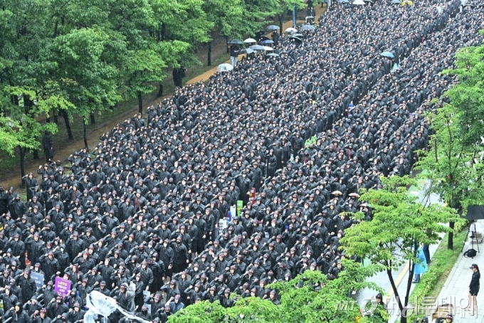 [화성=뉴시스] 김종택 기자 = 삼성전자 최대 노조인 전국삼성전자노동조합(전삼노)이 총파업에 돌입한 8일 경기도 화성시 삼성전자 화성사업장 정문 앞에서 총파업 결의대회에 참가한 조합원들이 구호를 외치고 있다. 2024.07.08. jtk@newsis.com /사진=김종택