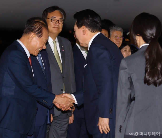 [성남=뉴시스] 최진석 기자 = 북대서양조약기구(NATO·나토) 75주년 정상회의 참석차 미국을 방문하는 윤석열 대통령과 부인 김건희 여사가 8일 성남 서울공항에 도착해 공군 1호기 탑승에 앞서 환송 나온 정진석 비서실장, 황우여 국민의힘 비상대책위원장 등과 인사를 나누고 있다. 2024.07.08. myjs@newsis.com /사진=최진석