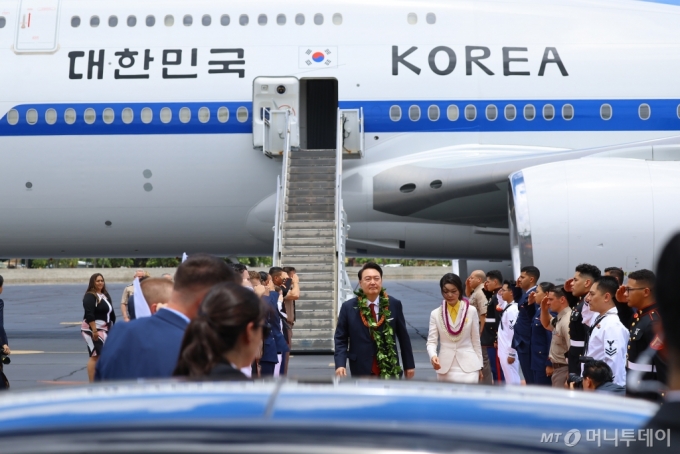 [호놀룰루(하와이)=뉴시스] 최진석 기자 = 윤석열 대통령과 부인 김건희 여사가 8일(현지시각) 북대서양조약기구(NATO·나토) 75주년 정상회의 참석에 앞서 인도·태평양사령부 방문을 위해 미국 히캄 공군기지에 도착해 차량으로 이동하고 있다. 2024.07.09. myjs@newsis.com /사진=