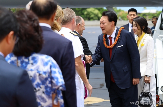 [호놀룰루(하와이)=뉴시스] 최진석 기자 = 윤석열 대통령과 부인 김건희 여사가 8일(현지시각) 북대서양조약기구(NATO·나토) 75주년 정상회의 참석에 앞서 인도·태평양사령부 방문을 위해 미국 히캄 공군기지에 도착해 환영나온 조시 그린 하와이 주지사 내외 등과 인사를 나누고 있다. 2024.07.09. myjs@newsis.com /사진=최진석