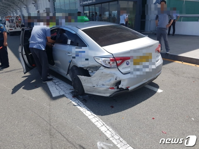 2018년 7월 10일 부산 강서구 김해공항 2층 국제선 청사 진입로에서 BMW와 충돌한 택시. /사진-뉴스1