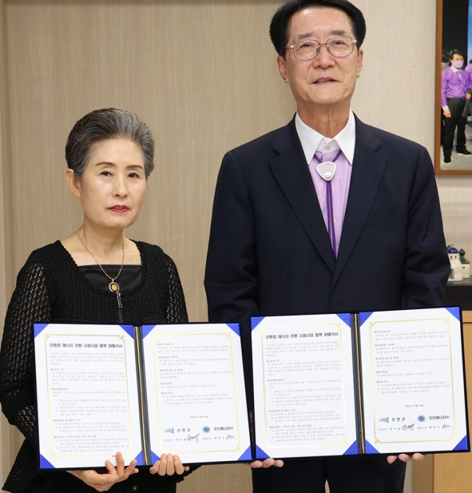 박우량 전남 신안군수(오른쪽)와 백영미 오딘에너지 대표가 MOU를 체결했다.