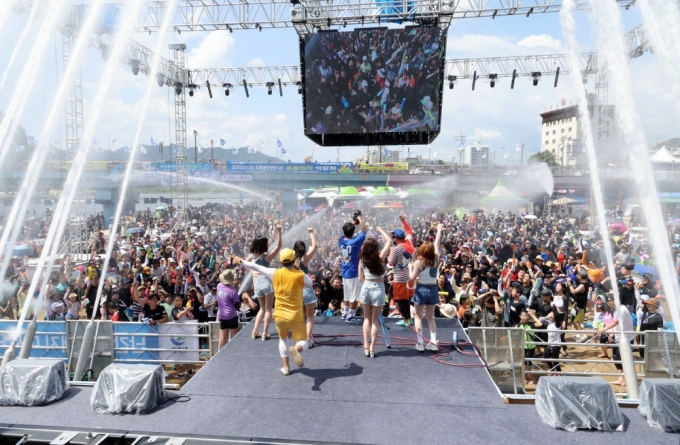 ‘정남진 장흥 물축제’가 오는 27일부터 다음달 4일까지 탐진강과 편백숲 우드랜드 일원에서 개최된다. /사진제공=장흥군