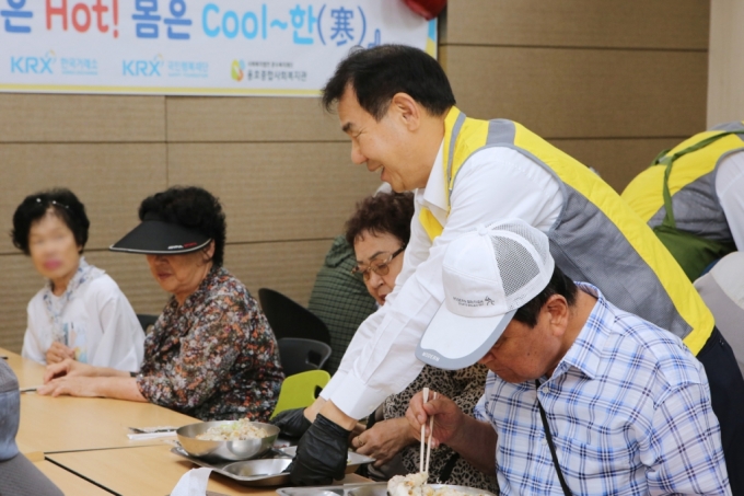 정은보 한국거래소 이사장이 9일 부산 남구 용호종합사회복지관에서 봉사활동을 하고 있다. /사진제공=한국거래소