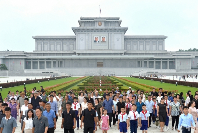 (평양 노동신문=뉴스1) = 북한 노동당 기관지 노동신문은 9일 김일성 주석 30주기를 맞아 "인민들과 인민군장병들, 청소년학생들이 금수산태양궁전을 참배했다"라고 보도했다. 금수산태양궁전은 김일성 주석과 김정일 국방위원장 시신이 안치된 곳이다.   [국내에서만 사용가능. 재배포 금지. DB 금지. 