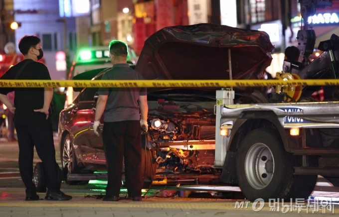 (서울=뉴스1) 구윤성 기자 = 1일 밤 서울 중구 시청역 부근에서 한 남성이 몰던 차가 인도로 돌진해 최소 13명의 사상자가 발생했다. 이번 사고 가해 차량이 현장에서 견인되고 있다. 2024.7.2/뉴스1  Copyright (C) 뉴스1. All rights reserved. 무단 전재 및 재배포,  AI학습 이용 금지. 