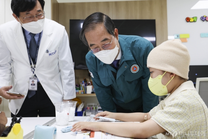 한덕수 국무총리가 3일 의사 집단행동 대비 현장점검차 경기 고양 일산동구 국립암센터를 방문, 항암치료를 받는 학생을 격려하고 있다.  이날 한 총리는 의대 증원에 반대하는 의사들의 집단행동에 따른 일선 병원의 대비 태세를 점검했으며, 또한 암 병동 환자들을 만나 비상 진료 체계 점검 및 의사ㆍ환자의 의견을 청취했다  앞서 한 총리는 서울대 의과대학 간담회를 통해 의료계가 직면한 문제에 대해 논의, 환자단체인 한국희귀난치성질환연합회를 방문해 의사 집단행동 상황에 대한 건의 사항을 청취하기도 했다. /사진=임한별(머니S)