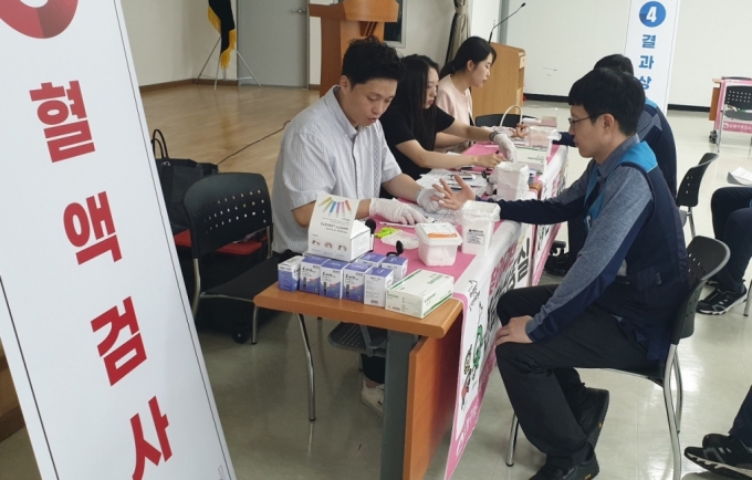 서울 도봉구보건소 직원들이 10일 서울도봉우체국을 방문해 집배원들의 건강상담을 진행하고 있다./사진=우정사업본부