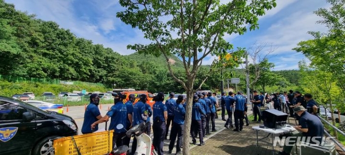 10일 오전 경기 의정부시의 천보산 일대서 관계당국의 수색 작업이 이뤄지고 있다./사진=뉴시스