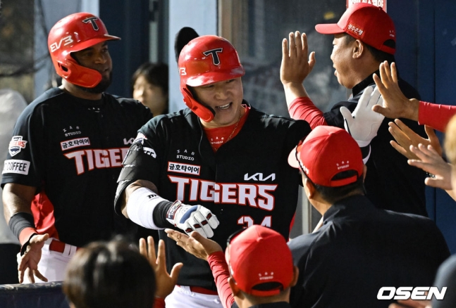 KIA 최형우(가운데)가 9일 잠실 LG전 6회 초 1사 만루에서 만루포를 터트리고 축하받고 있다.