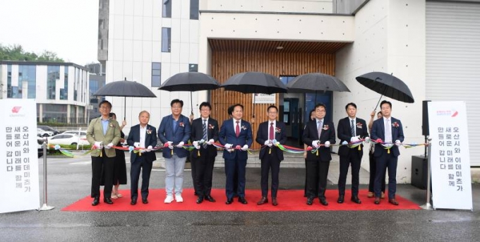 지난 9일 열린 이데미츠 어드밴스트 머티리얼즈 코리아 오산 연구센터 개소식에서 이권재 시장(가운데 왼쪽)과 나가세 타카미쯔 CEO(가운데 오른쪽)를 포함한 관계자들이 테이프커팅을 하고 있다./사진제공=오산시