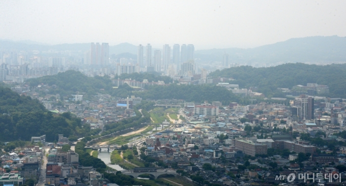 전북 전주시 전주치명자산에서 바라본 도심이 습기를 가득 머금고 어두운 하늘을 보이고 있는 모습./사진=뉴시스 