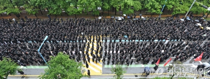 [화성=뉴시스] 김종택 기자 = 삼성전자 최대 노조인 전국삼성전자노동조합(전삼노)이 총파업에 돌입한 8일 경기도 화성시 삼성전자 화성사업장 정문 앞에서 총파업 결의대회에 참가한 조합원들이 구호를 외치고 있다. 2024.07.08. jtk@newsis.com /사진=김종택