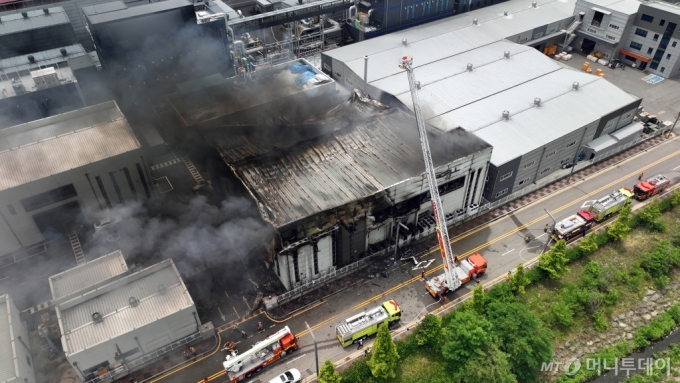 지난달 24일 오전 경기 화성시의 리튬배터리 제조사 아리셀 공장에서 화재가 발생해 외국인 근로자 18명이 사망했다./사진=뉴스1(독자제공)