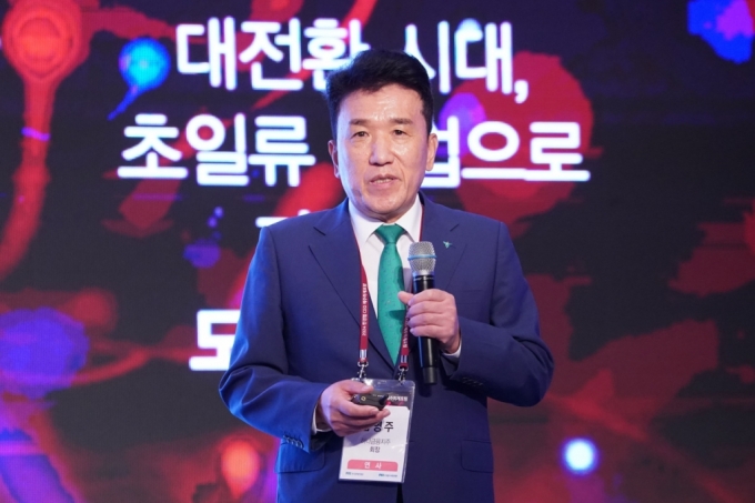 함영주 하나금융지주 회장이 11일 제주 롯데호텔에서 열린 ‘2024 한경협 CEO 제주하계포럼’에 참석해 '하나금융그룹이 준비하고 있는 변화와 혁신'을 주제로 발표하고 있다. /사진제공=한국경제인협회