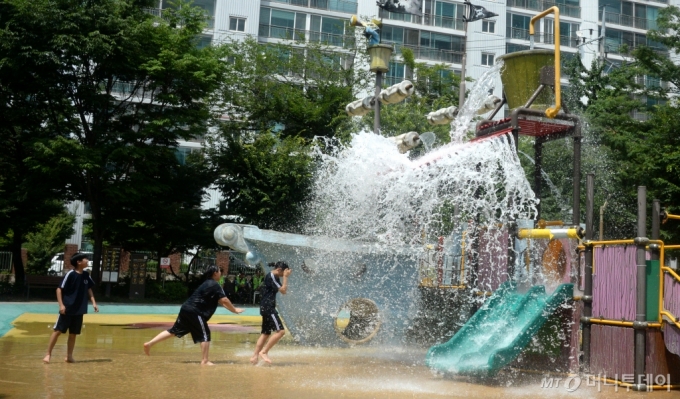 [전주=뉴시스] 김얼 기자 = 연일 무더위가 이어지고 있는 3일 전북 전주시 완산구 찬새암공원을 찾은 학생들이 물놀이를 하며 더위를 식히고 있다. 2024.07.03./사진=김얼