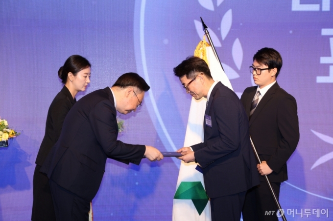 HD현대가 11일 보건복지부가 주최한 제13회 '인구의 날' 기념행사에서 대통령 표창을 수상했다./사진제공=HD현대