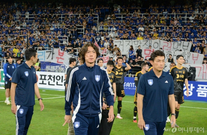 [울산=뉴시스] 배병수 기자 = 홍명보 울산현대 감독이 10일 울산 남구 문수축구경기장에서 열린 프로축구 K리그 1 울산 현대와 광주경기가 끝난 뒤 팬들에게 마지막 인사를 한 뒤 구장을 나서고 있다. 2024.07.10. bbs@newsis.com. /사진=배병수