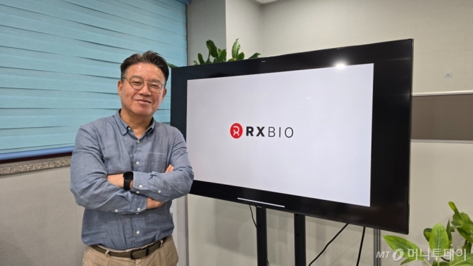 송명석 RX바이오 대표가 12일 경기 성남시 RX바이오 본사에서 본지와 인터뷰 후 사진을 촬영하고 있다. /사진=홍효진 기자
