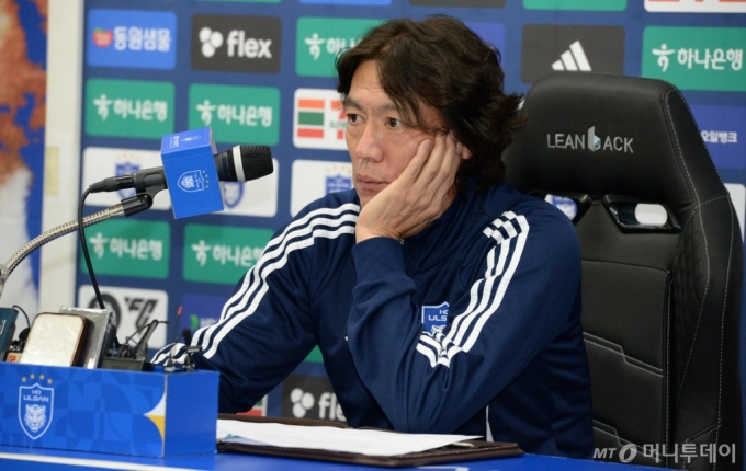 홍명보 울산 현대 감독이 지난 10일 울산 남구 문수축구경기장에서 열린 프로축구 K리그 1 울산 현대와 광주경기가 끝난 뒤 국가대표 감독내정에 대한 심경을 밝히고 있다. /사진=뉴시스