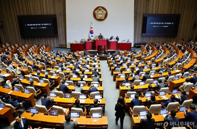 (서울=뉴스1) 안은나 기자 = 우원식 국회의장이 27일 오후 서울 여의도 국회에서 열린 제415회 국회(임시회) 제3차 본회의에서 의사봉을 두드리고 있다. 2024.6.27/뉴스1  Copyright (C) 뉴스1. All rights reserved. 무단 전재 및 재배포,  AI학습 이용 금지. /사진=(서울=뉴스1) 안은나 기자