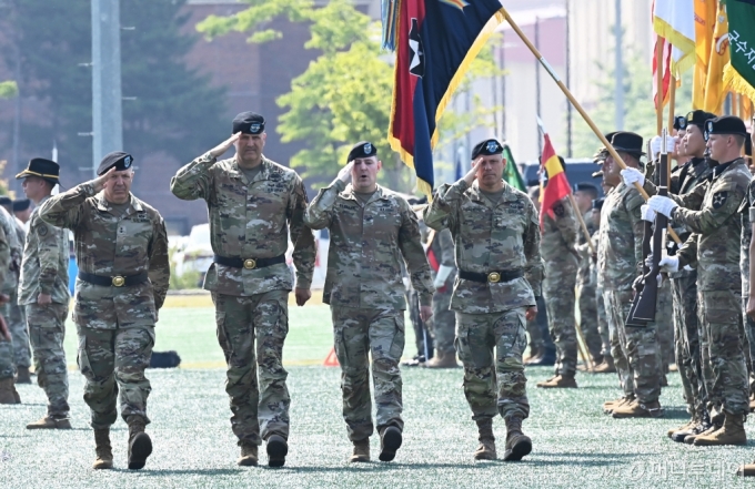 [평택=뉴시스] 김종택 기자 = 21일 경기도 평택시 캠프 험프리스에서 열린 주한미군 2사단장 이취임식에서 찰스 롬바르도 신임 미2사단장(왼쪽), 윌리엄 테일러 전임 미2사단장(왼쪽두번째), 크리스토퍼 라니브 미8군 사령관(오른쪽)이 부대 사열을 하고 있다. 2024.06.21. jtk@newsis.com /사진=김종택