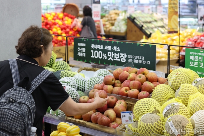 (서울=뉴스1) 신웅수 기자 = 사진은 이날 서울의 한 대형마트에서 시민들이 과일을 고르는 모습. 2024.7.2/뉴스1  Copyright (C) 뉴스1. All rights r /사진=(서울=뉴스1) 신웅수 기자