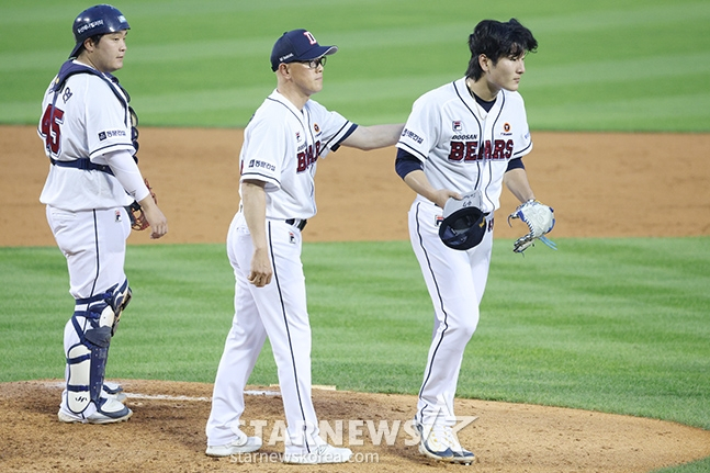 4회초 도중 강판되는 곽빈(오른쪽). /사진=김진경 대기자