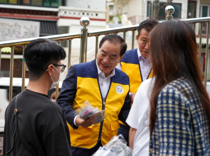 하윤수 부산교육감(사진 가운데)이 학교 통학로에서 학교폭력 예방 캠페인을 하고 있다./사진제공=부산교육청