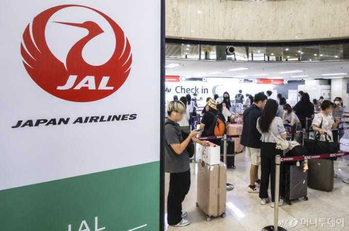 [서울=뉴시스] 정병혁 기자 = 21일 서울 강서구 김포국제공항 국제선 출국카운터에서 여행객들이 수속을 위해 줄 서 있다. 올해 1~5월 한국과 일본을 오간 항공 승객 수가 1000만명을 넘으며 역대 최다를 기록했다.   항공 통계에 따르면 올해 1~5월 한국~일본 노선을 이용한 항공 승객 수는 1015만 6796명(출발·도착 합산)으로 집계됐다. 이는 작년 동기(694만 5507명) 대비 46.2% 증가한 수치다.2024.06.21. jhope@newsis.com /사진=정병혁