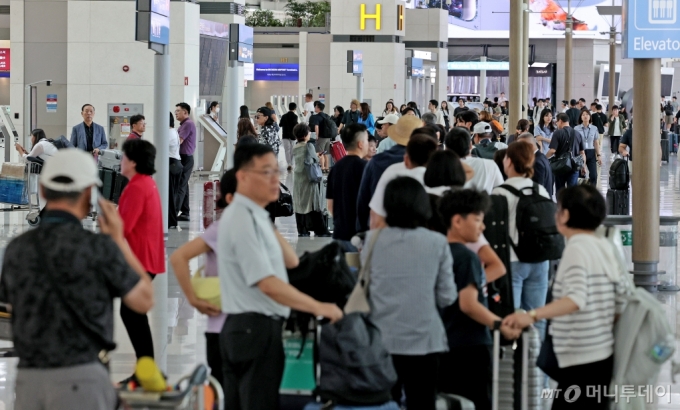 지난 1일 인천국제공항 제1터미널 출국장이 해외로 떠나려는 여행객들로 붐비고 있다.  /사진=(인천공항=뉴스1) 장수영 기자