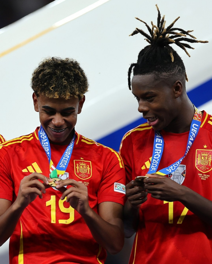 우승 메달을 보고 미소짓는 야말(왼쪽)과 니코 윌리엄스. /사진=유럽축구연맹(UEFA) 유로 2024 공식 사회관계망서비스(SNS)