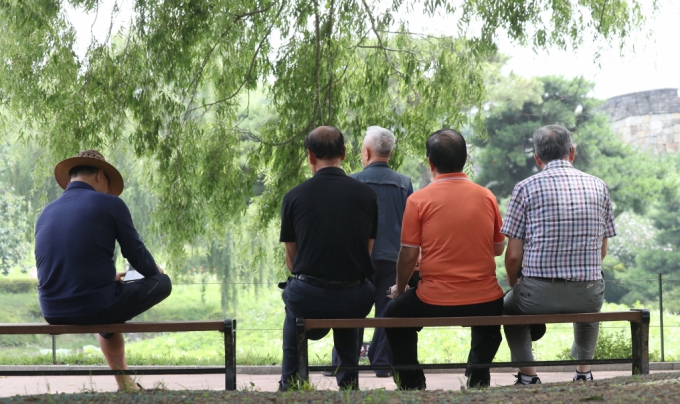 11일 오후 경기 수원시의 한 공원에서 어르신들이 담소를 나누고 있다.   행정안전부는 10일 기준 국내 65세 이상 주민등록인구가 1000만 62명을 기록해 1000만 명을 넘어섰다고 이날 밝혔다. /사진=뉴스1