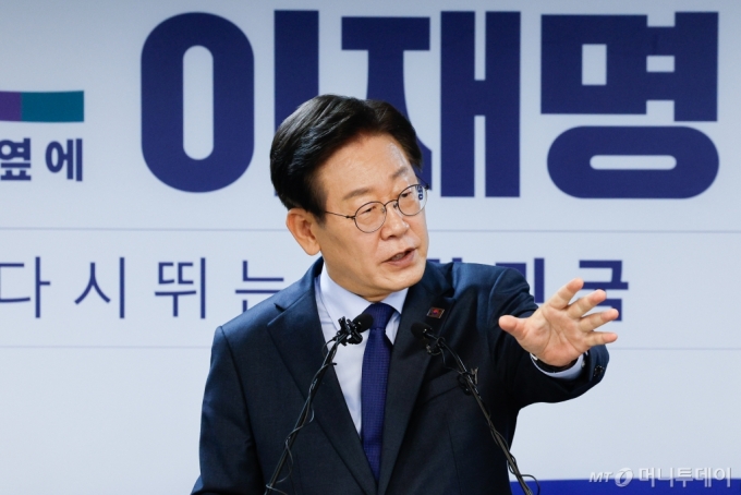 (서울=뉴스1) 안은나 기자 = 이재명 더불어민주당 전 대표가 10일 서울 여의도 당사에서 8·18 전당대회 당 대표 출마를 선언한 뒤 취재진 질문에 답하고 있다. 2024.7.10/뉴스1  Copyright (C) 뉴스1. All rights reserved. 무단 전재 및 재배포,  AI학습 이용 금지. /사진=(서울=뉴스1) 안은나 기자