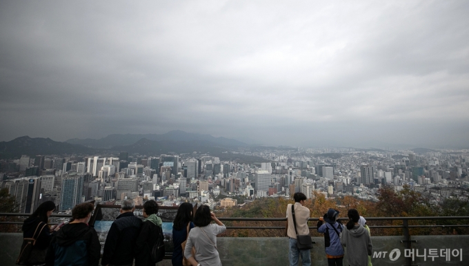 비 예보로 서울 중구 남산에서 바라본 하늘이 흐리다. /사진=뉴스1 