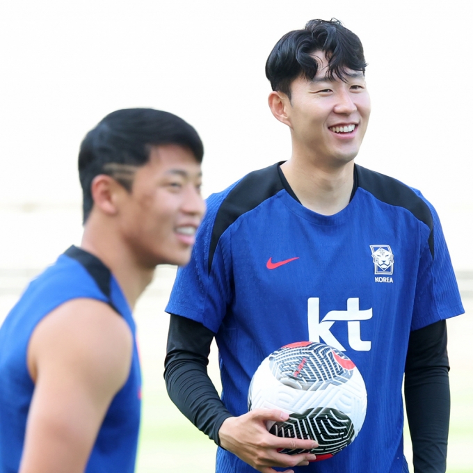 대한민국 축구 국가대표팀 손흥민(오른쪽)이 지난달 9일 오후 경기 고양시 고양종합운동장에서 '2026 국제축구연맹(FIFA) 북중미 월드컵' 아시아 지역 2차 예선 중국과의 경기를 앞두고 후배 황희찬과 훈련을 하고 있다. /2024.06.09. /뉴스1 