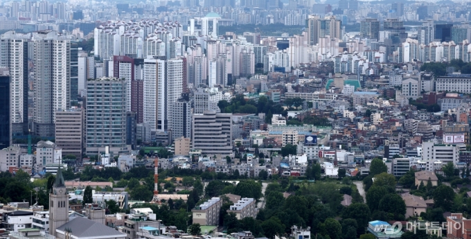 [서울=뉴시스] 추상철 기자 = 15일 오후 서울 용산구 남산에서 서울 도심 아파트가 보이고 있다. 2024.07.15. scchoo@newsis.com /사진=추상철