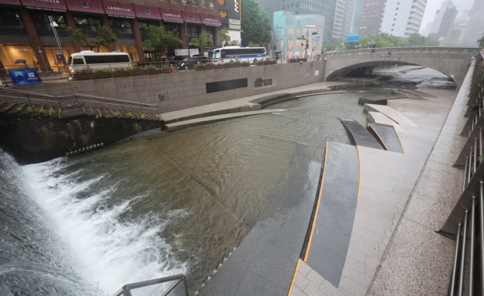 [서울=뉴시스] 황준선 기자 = 서울 전역에 호우경보가 발효된 17일 오전 서울 중구 청계천 산책로가 침수 위험으로 통제되고 있다. 2024.07.17. hwang@newsis.com /사진=황준선