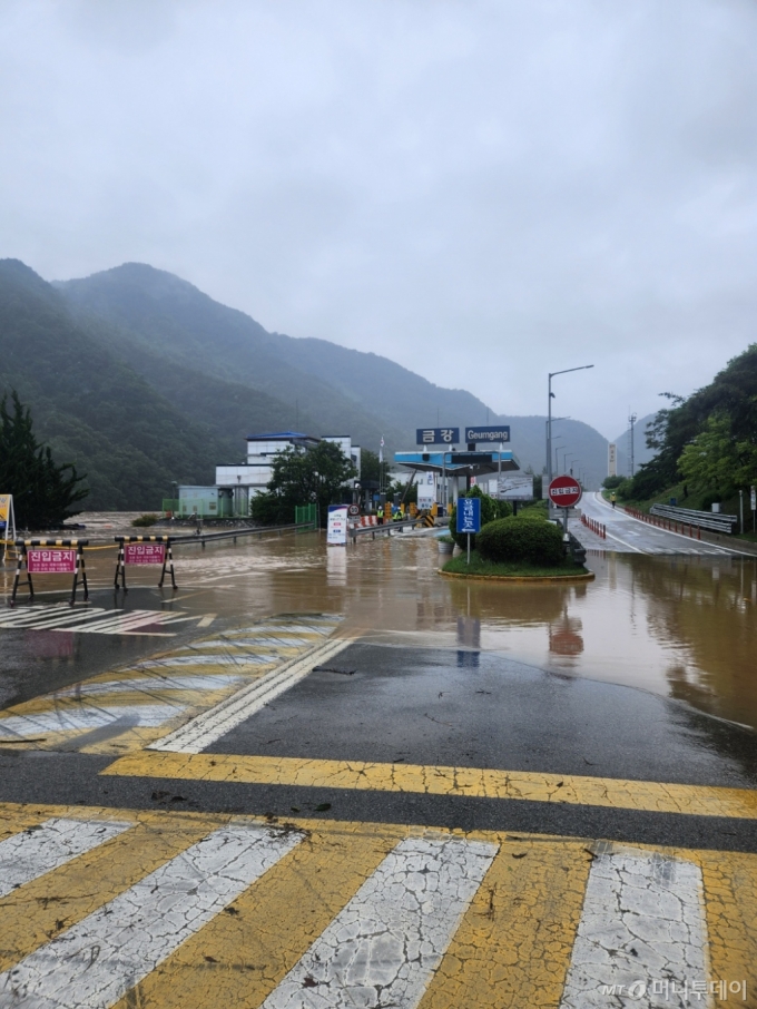 충북 옥천군 동이면 경부고속도로 금강휴게소가 집중호우로 불어난 강물에 잠겨 있다. /사진=뉴시스(충북경찰청 제공)