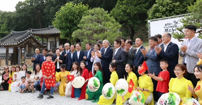 [서울=뉴시스] 고범준 기자 = 유인촌 문화체육관광부 장관이 13일 경북 봉화군 충효당 일원 K-베트남 밸리 조성지를 방문해 기념촬영을 하고 있다. (사진=문화체육관광부 제공) 2024.06.13. photo@newsis.com *재판매 및 DB 금지 /사진=