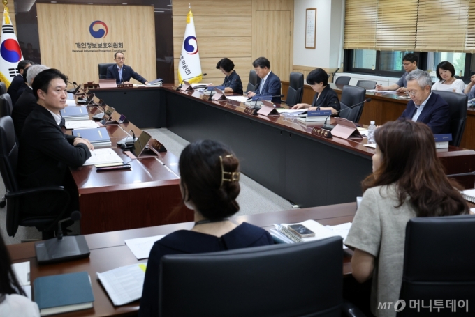 고학수 개인정보보호위원장이 10일 오후 서울 종로구 정부서울청사에서 제12회 전체회의를 하고 있다./사진=뉴시스