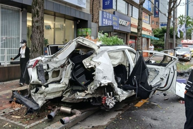 17일 오전 6시26분쯤 동구 신천동 신천역 네거리에서 교통사고가 났다. /사진=뉴시스(대구소방안전본부 제공)